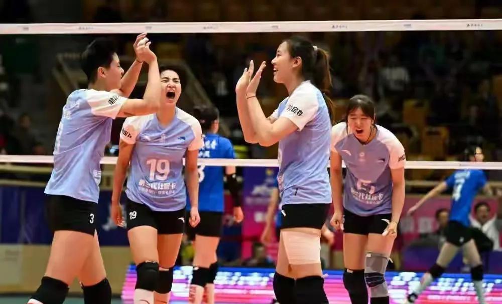 天津女排赢球是爆冷吗？从目前的实力看：击败全主力的上海，应该是以下克上；