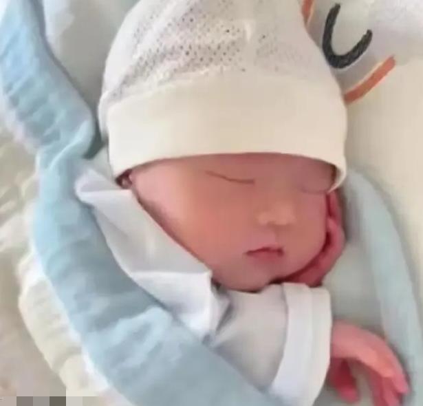 海南三亚一位准妈妈，孕期每天雷打不动喝5碗燕窝，前后砸了8万多块。结果孩子一出