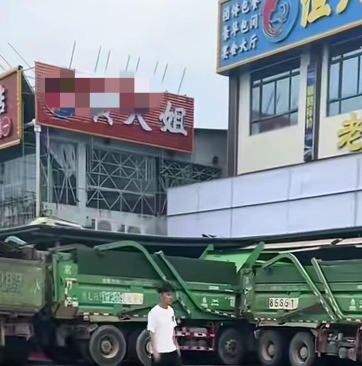 为了抵御台风“桦加沙”，广东一些临街商铺不得不花重金请一些大货车来坐镇！有的一