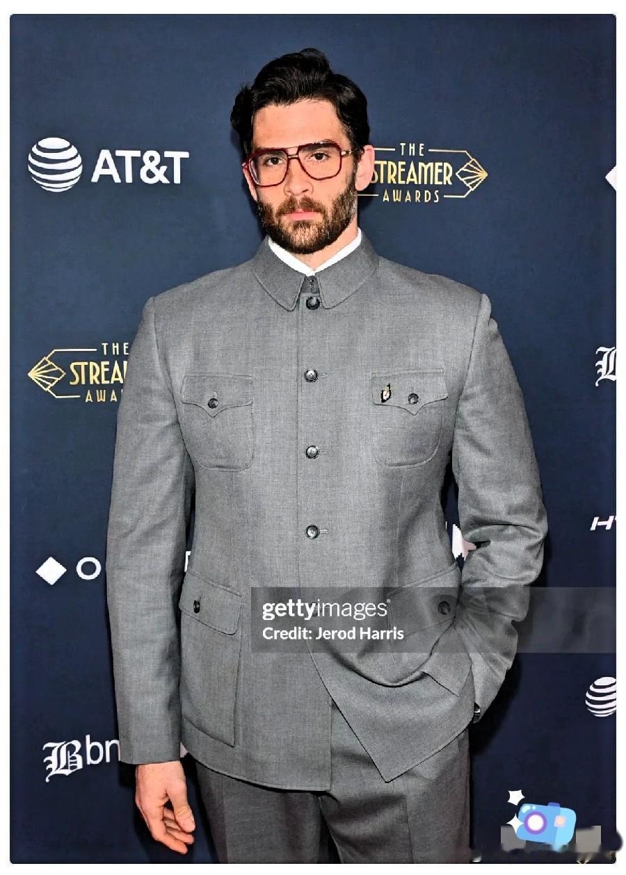 这美国博主挺有意思——先去天安门看升国旗，说感受到荣誉感，觉得中国这样的社会