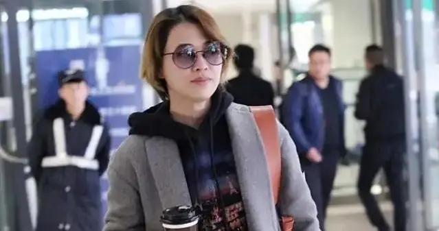 50岁梅婷穿搭秘诀：灰色不配亮色与白色，高级减龄法则