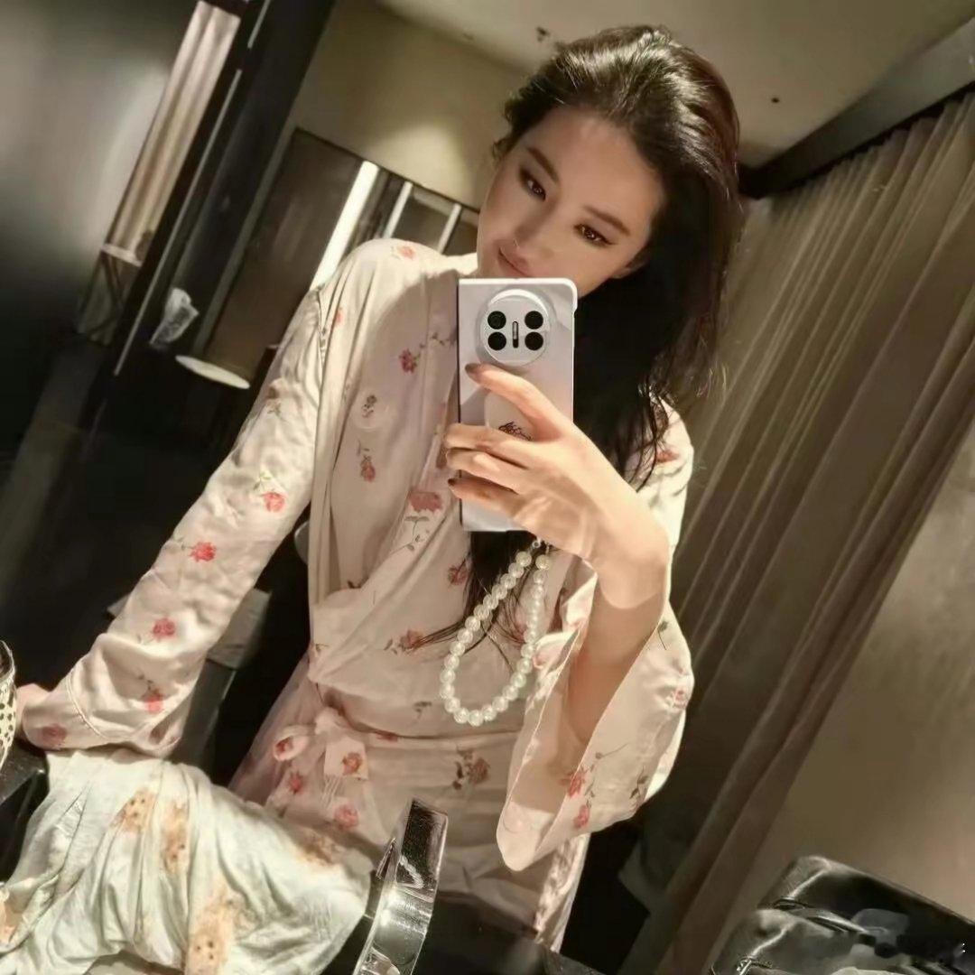 刘亦菲深夜晒美照，玫瑰睡袍撞衫奚梦瑶，这件四千的睡袍谁穿谁美​​​