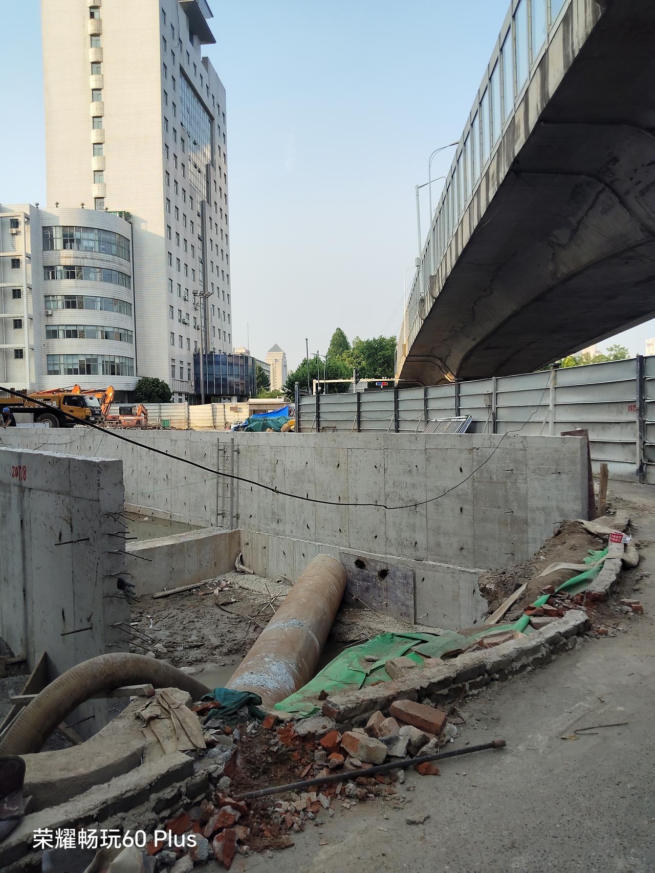 武汉12号线青山和平大道园林路地铁站已接近尾声，大部分路面已刷黑。但有一点