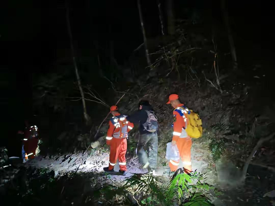 勇敢的徒步旅程变成了生存考验，广东两女子的徒步故事让人心疼一起令人揪心的事件