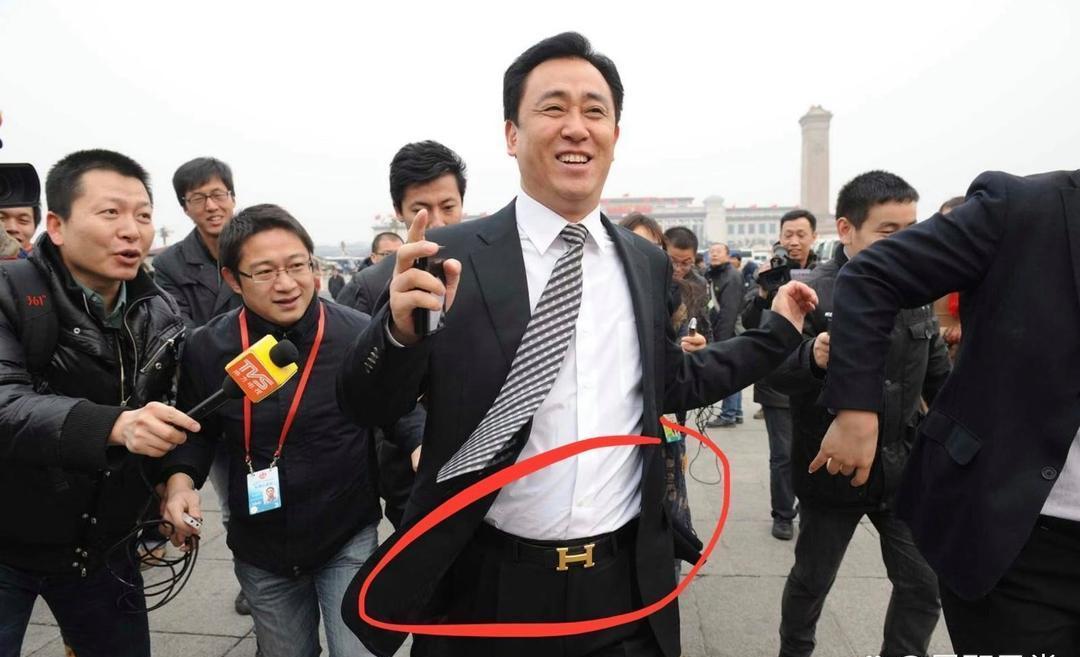 2012年全国两会期间，许家印因迟到快步赶往会场，被记者抓拍到一组照片。奔跑时，