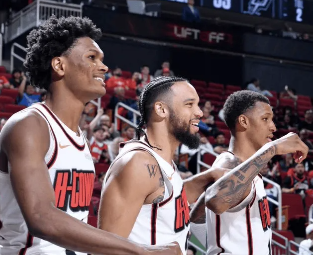 NBA季后赛太阳主场对阵雷霆的比赛已经结束。火箭记者Bradeaux发文道：“听