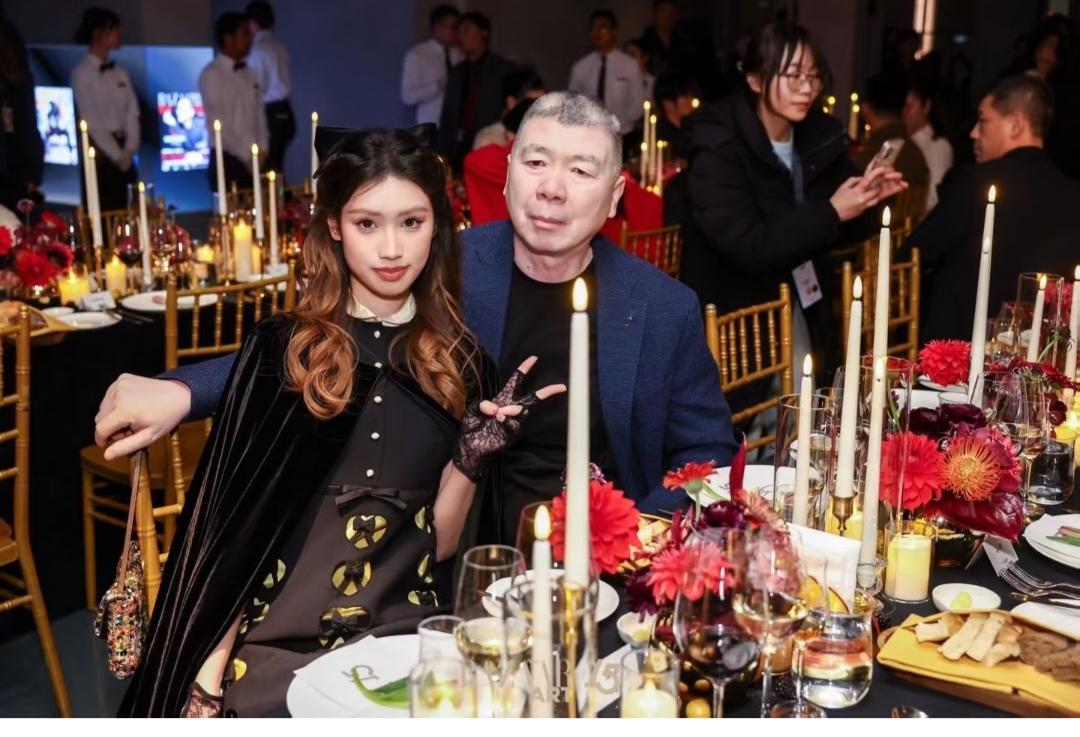 冯小刚的女儿，眼睛越来越像徐帆。