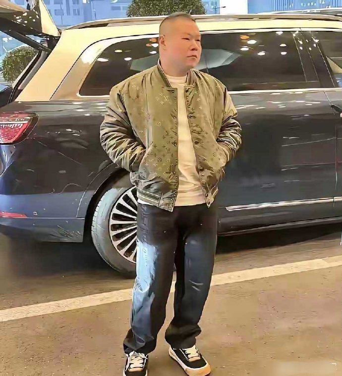 年入过亿，衣着奢华。岳云鹏没在低调！穿着LV夹克，价格三万多；脚上的鞋子，价