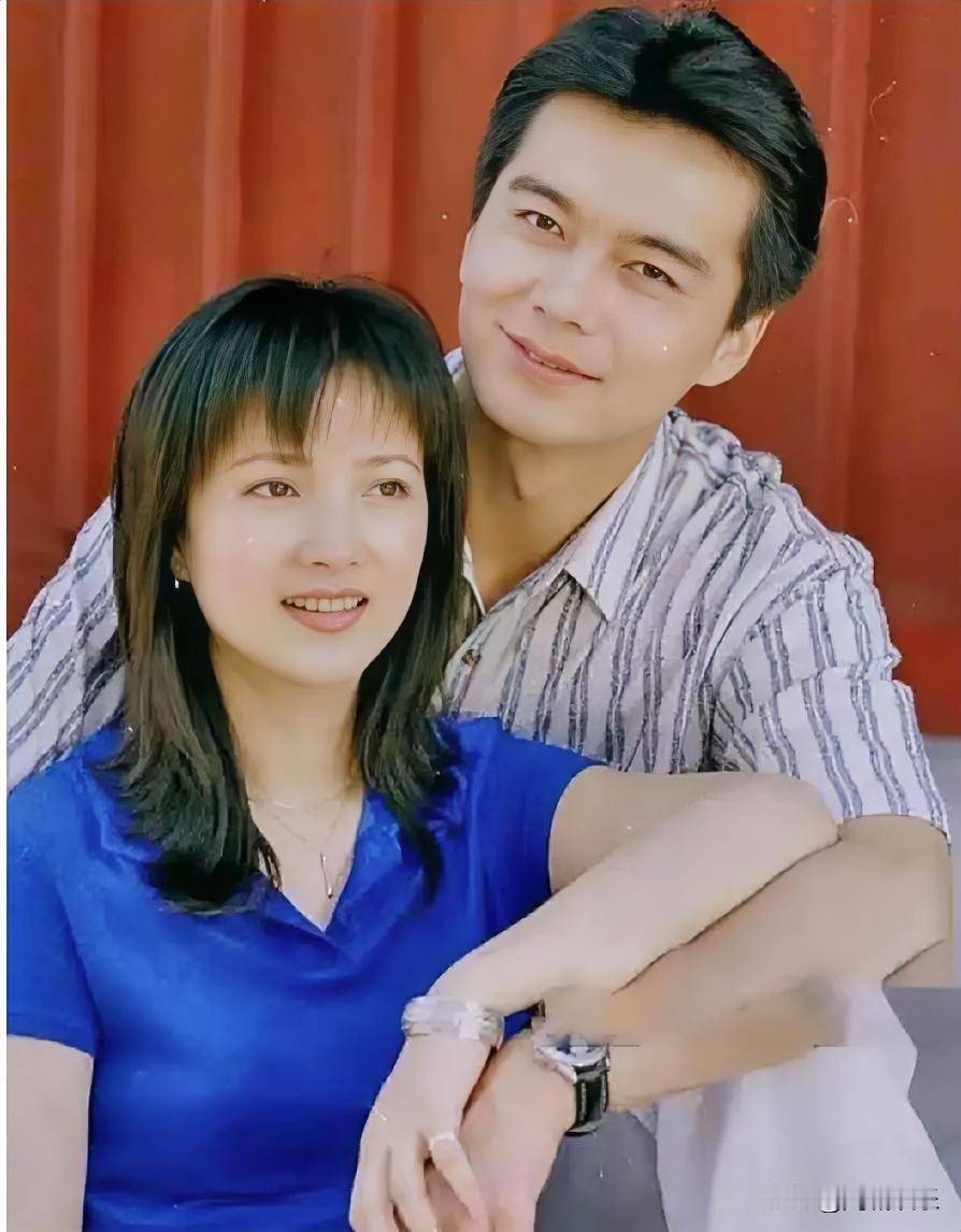 何晴躺在病床上，望着窗外灰蒙蒙的天，手里攥着一张泛黄的照片——那是她和许亚军