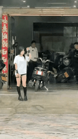 怎么泡精神小妹？完全靠技术走位，就是这么潇洒飘逸，不用太好的车，照样把精神小妹