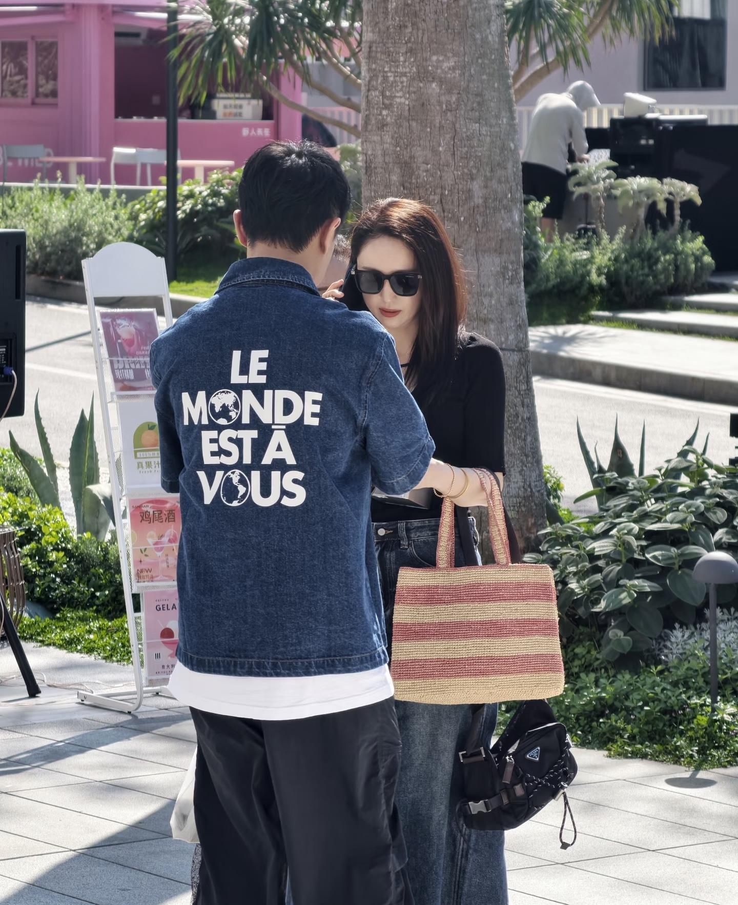 董璇帮老公拿墨镜，张维伊个性随和。董璇一家现身阿那亚，张维伊跟路人合影...