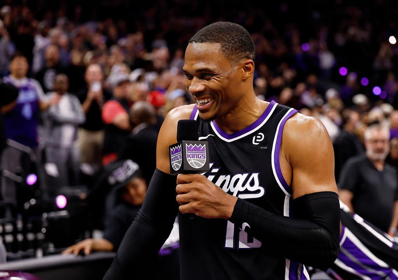 哈登：二哥，原来你是去国王当老大的啊？？威少：23分16板10助，值不值300