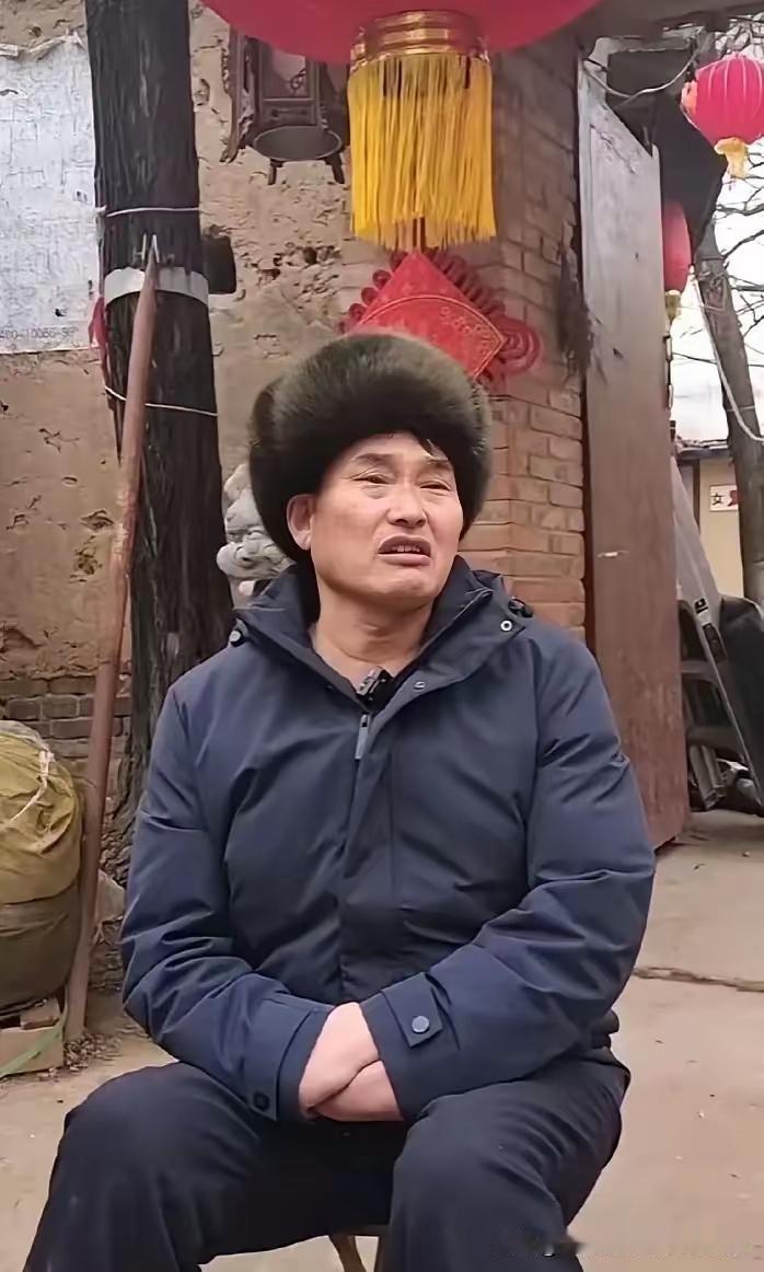 大衣哥朱之文说：“我当时为什么穿个大衣去比赛，因为当时我以为，报上名后，说不定得