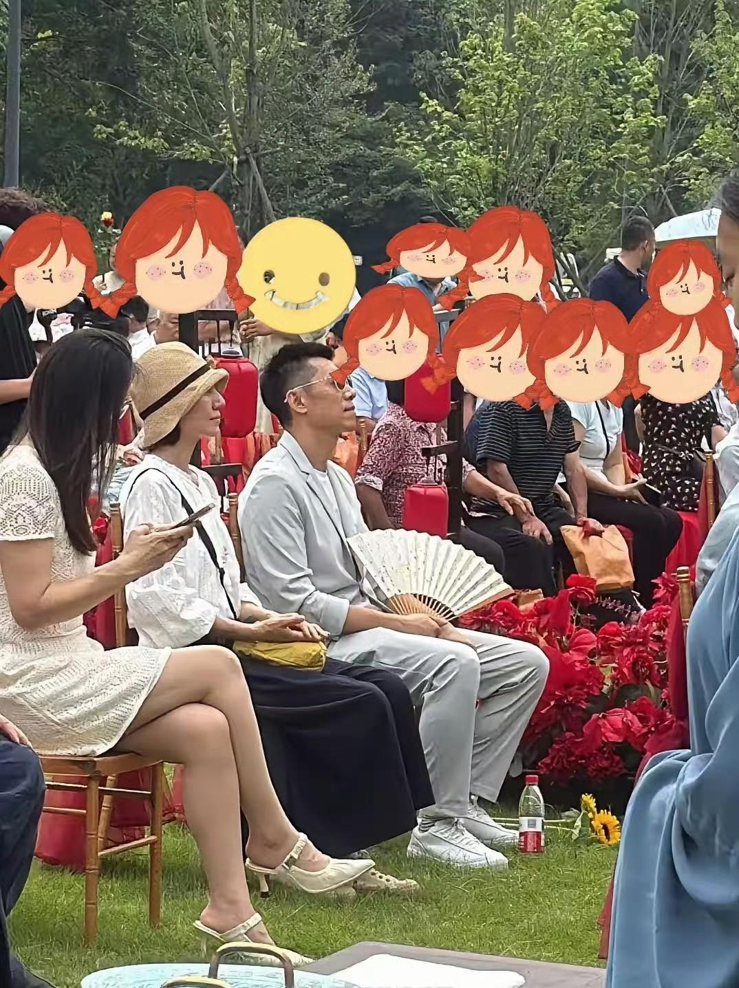 真正的优雅大概就是不用医美去硬撑！袁泉、夏雨不戴口罩、素颜参加婚宴，脸蜡黄，皮