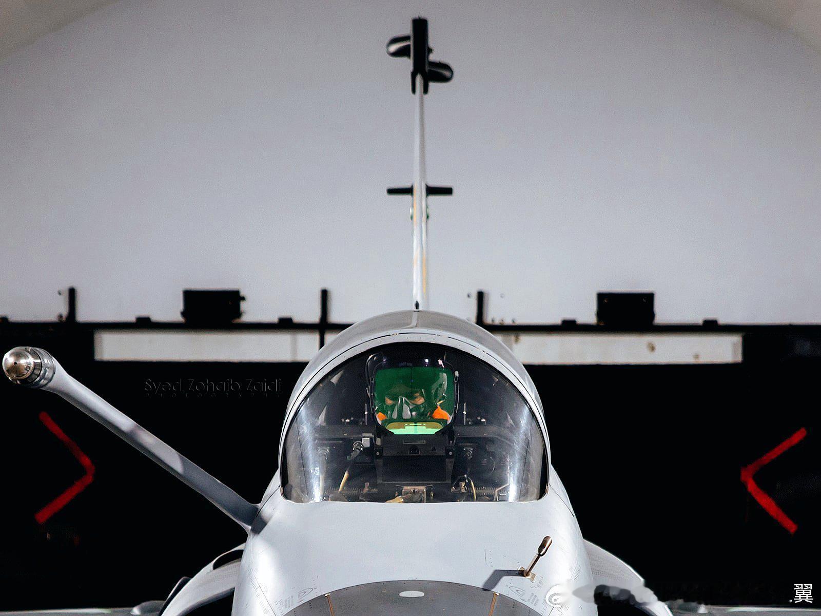 JF-17C枭龙美图，全新衍射平显是其标志性特征。