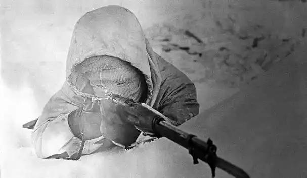 二战最牛神枪手：令苏联红军闻风丧胆，人称“白色死神”二战期间，有个神枪手，让