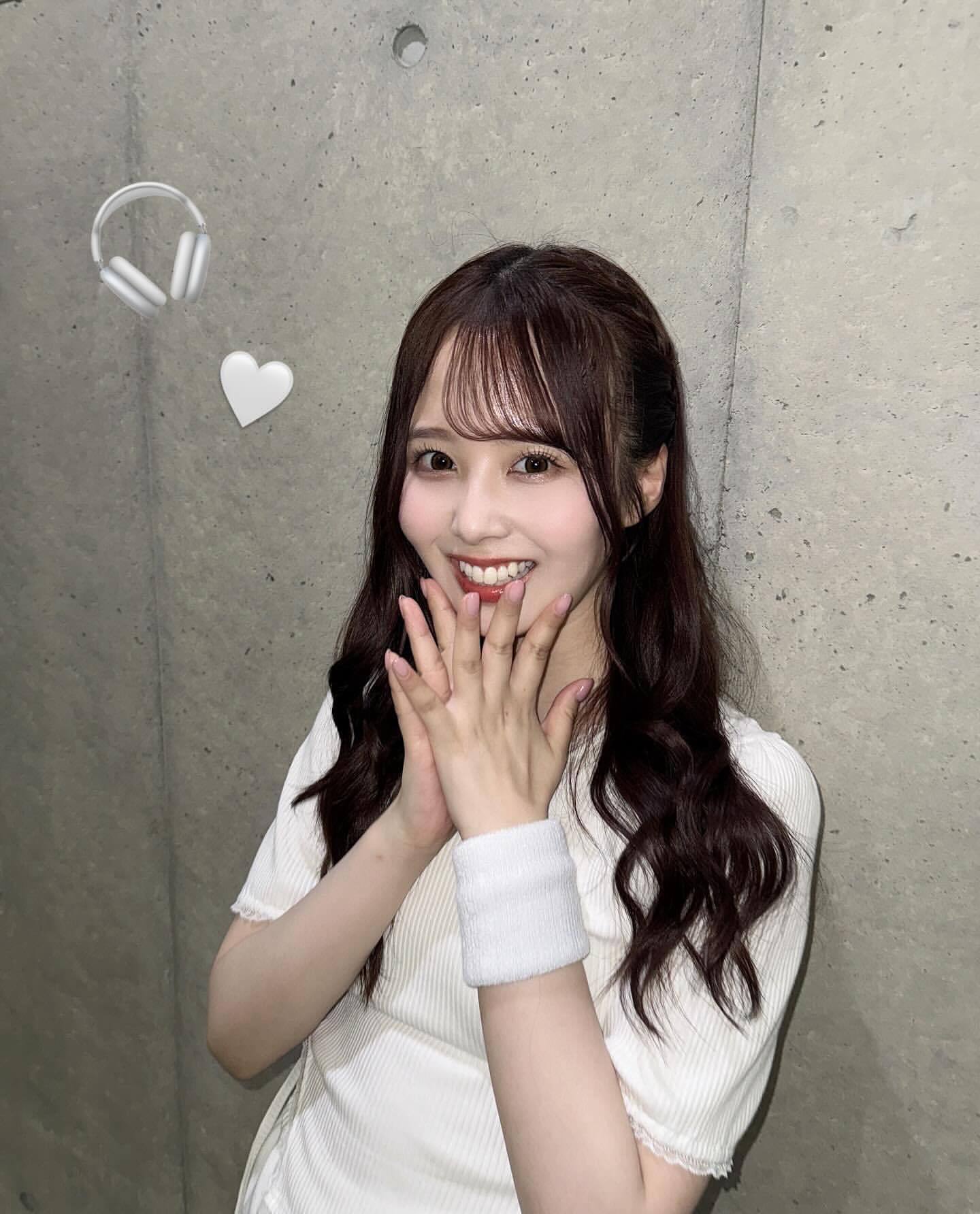 佐藤楓「『不道徳な夏』MVオフショットです〜🎧‎🤍最初の2枚はりりあちゃ