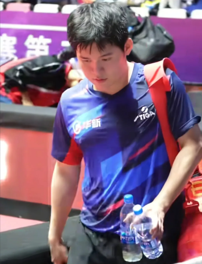 乒超首秀林诗栋一个人连丢两分，网友表示他可是国乒男队扛大旗的，这状态令人堪忧啊！
