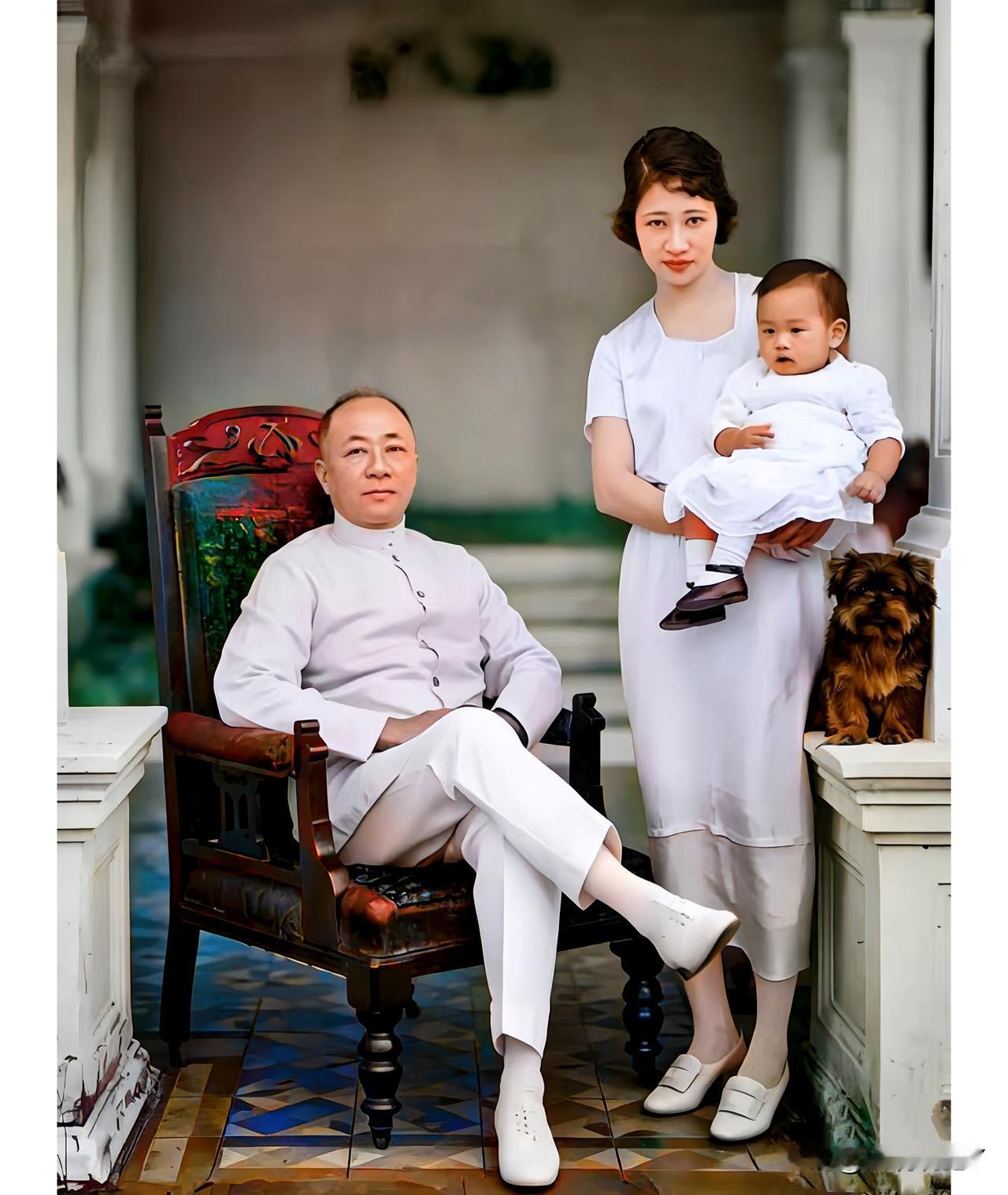 一九二三年，新加坡，民国第一外交家顾维钧的第三任妻子黄蕙兰抱着儿子顾裕昌与她父亲