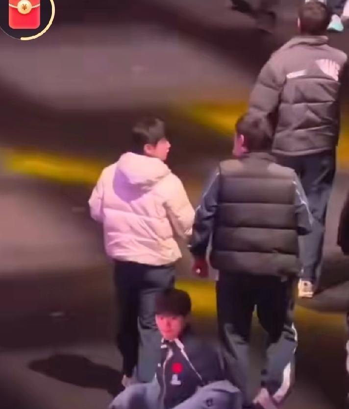 看了重庆冠军赛运动员和教练退场的那一幕，才懂得莎莎为什么那么遭人“恨”，是羡慕嫉