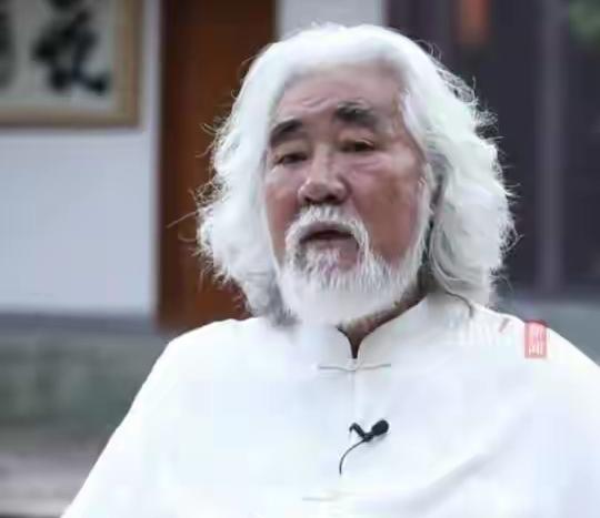 张纪中，遇到了两件烦心事。75岁的张纪中导演，头发胡子花白，被自己的孩子问到