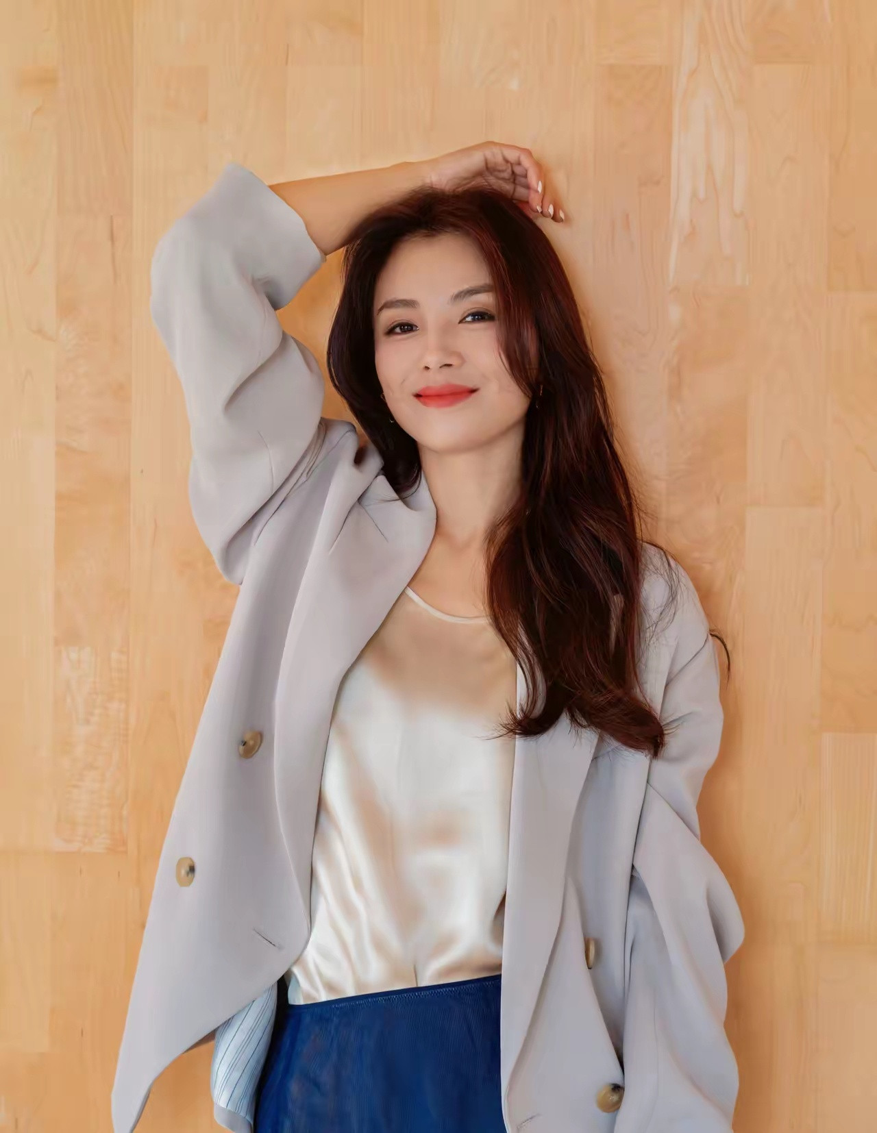刘涛带18岁女儿亮相西西里岛明明47岁了，站女儿旁边倒像姐妹女儿穿白西装清冷高挑
