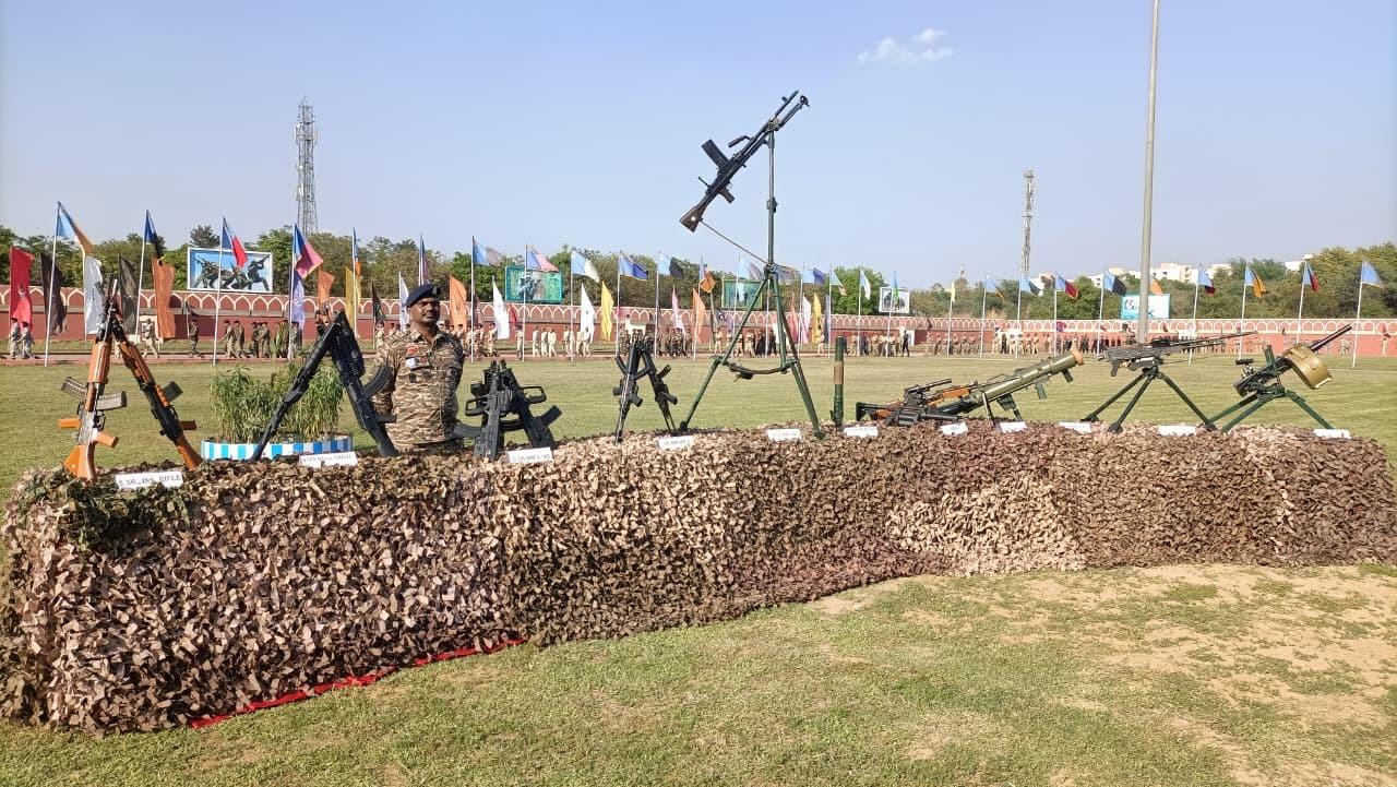 印度部队展示轻武器，五花八门，口径也不一样。来自多个国家