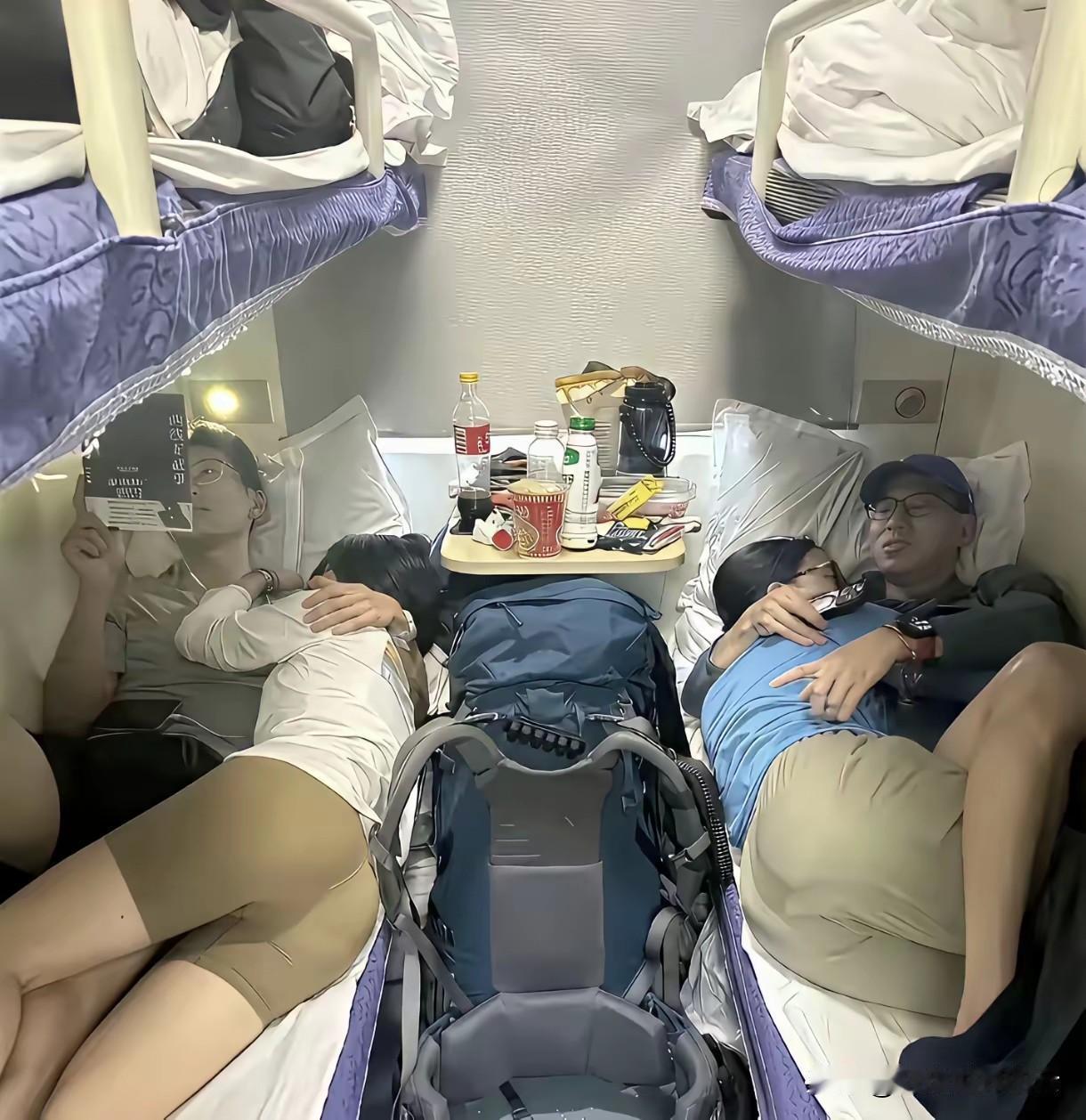 断定是AI，证据有三：1身躯比例不符合人体工学；2脸色像福尔马林泡了很久；3手指