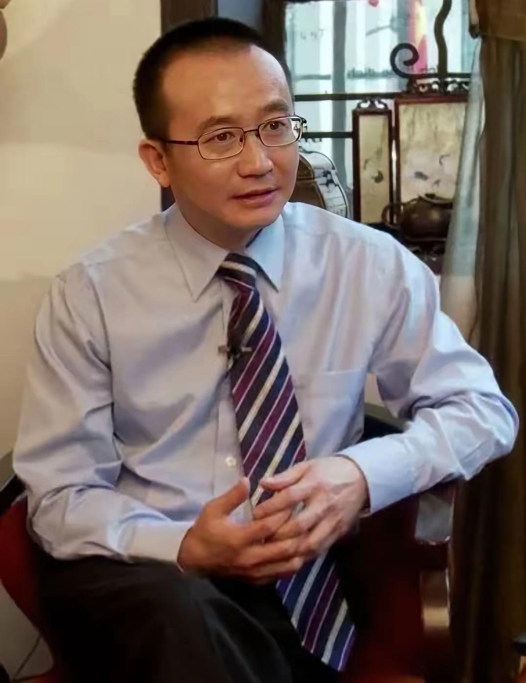 心理学家曾奇峰说：“女人的性欲望比男人强烈的多，只是她们的生理结构决定了她们必