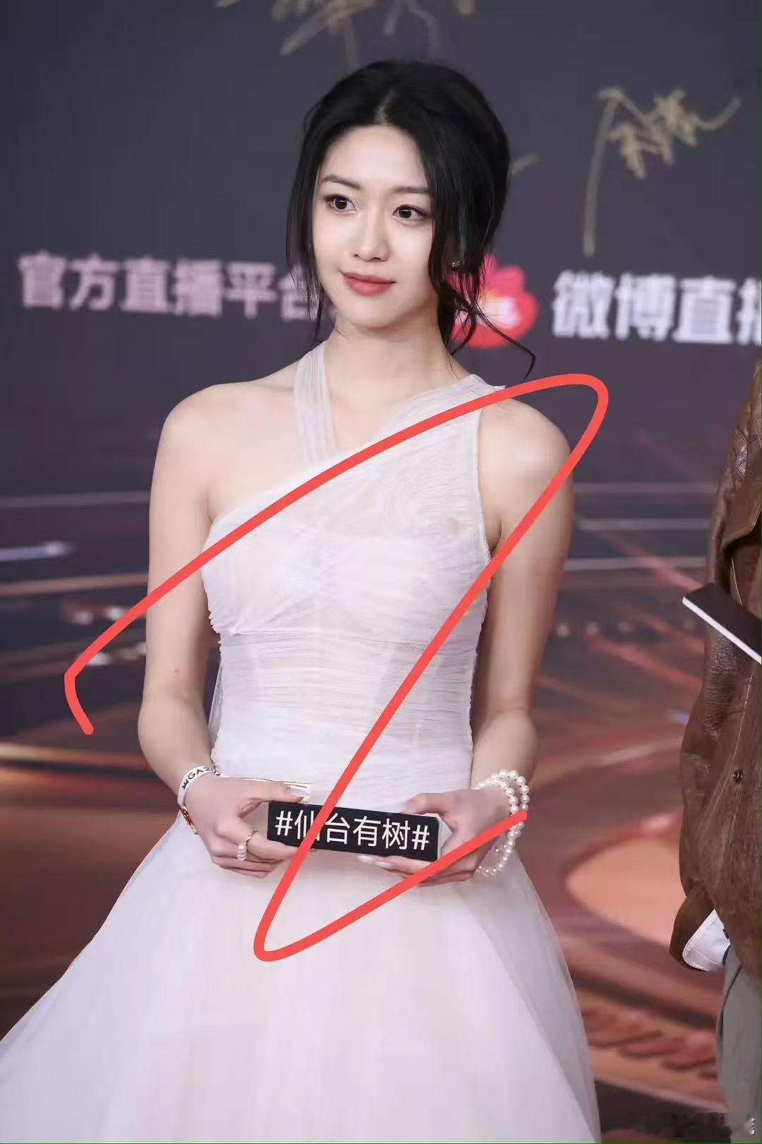 涵之虽然不算特别美丽，但胜在没有网红感​​​