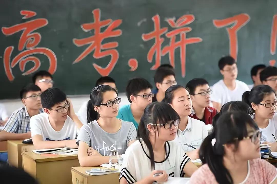 教师的这十大“傻”行为，你中了几条？1.过度操心：学生的大小事都亲力亲为，