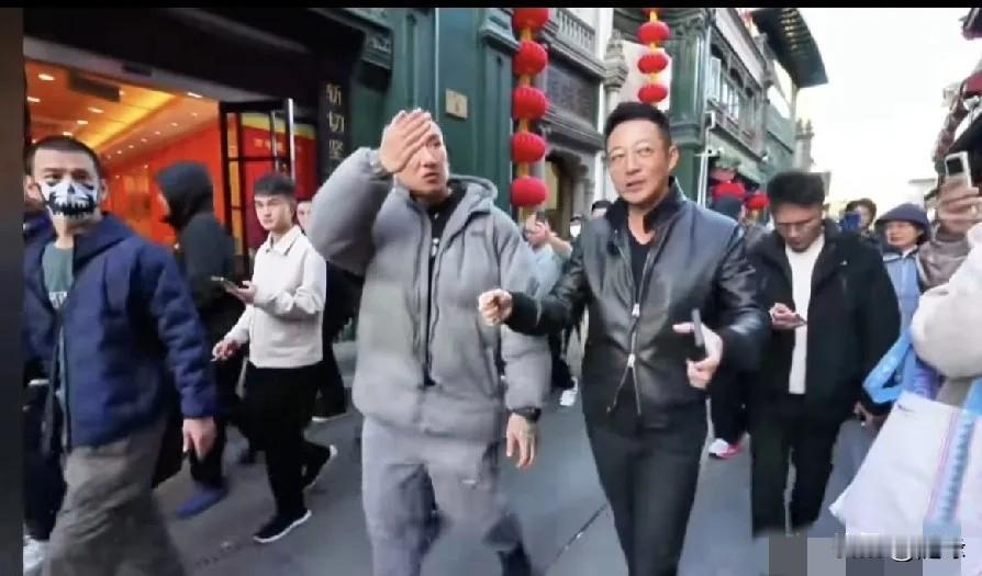 没想到吧！汪小菲贴心给馆长团队每人，安排一份老字号稻香村糕点。他说从爷爷那会儿