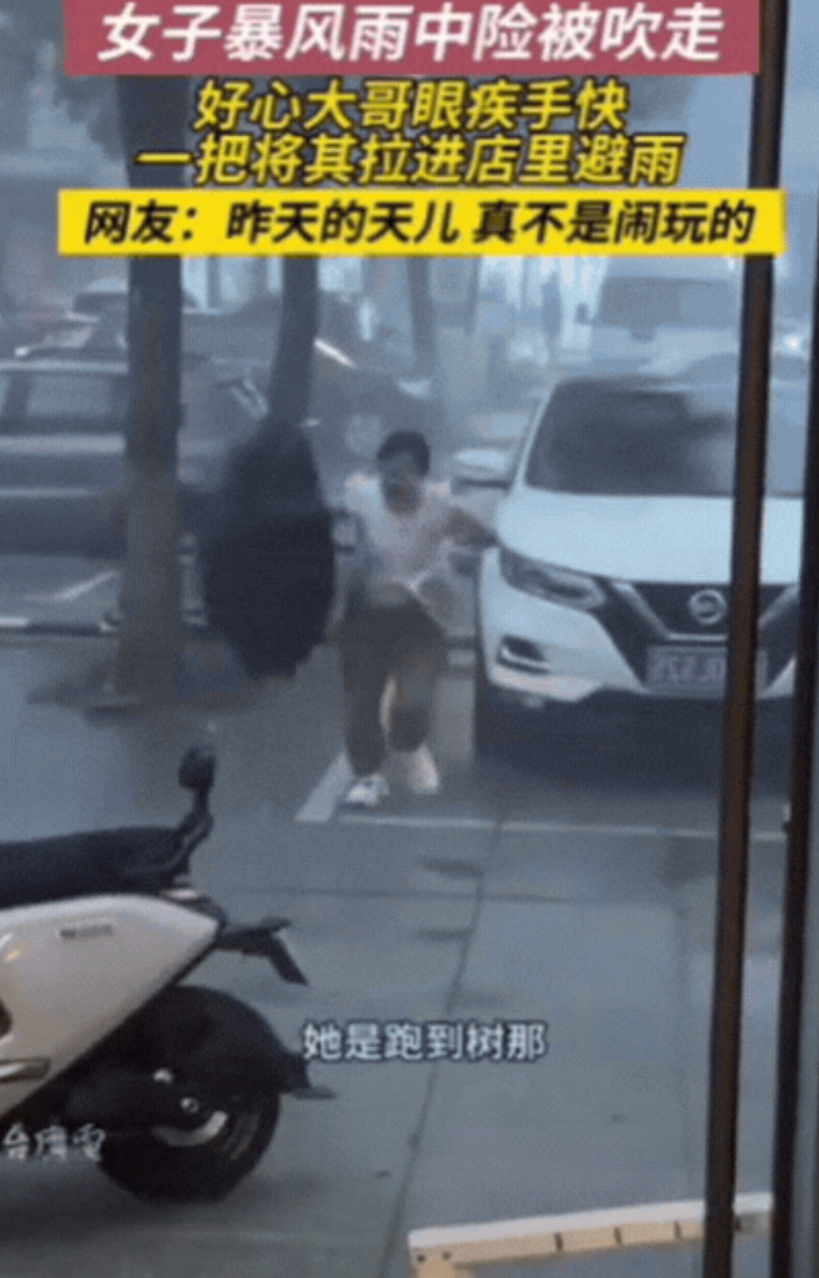 这就是胖的好处！山东烟台，女子回家途中，天空突降暴风雨，虽然女子带了伞，可还是抵