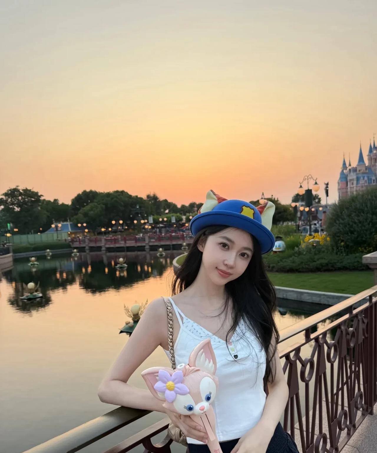 潘玮柏老婆宣云分享最新美照，在迪士尼暴走的一天。今年34岁的她，身穿白色吊带衫