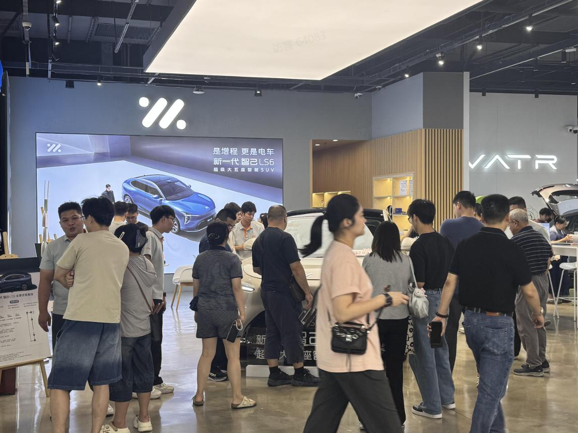 最近智己汽车的门店销售们可忙坏了，随着新一代智己LS6的上市，到店看车的顾客络绎