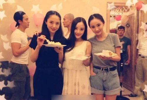 董璇李小璐这对白富美的好朋友，她们的前夫都是靓仔。如今董璇再婚，李小璐还单着。其