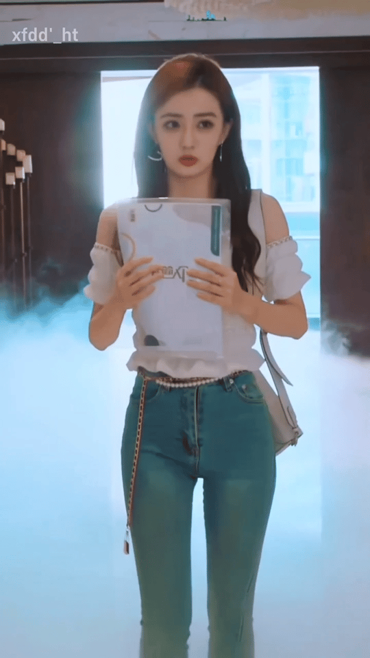 徐璐紧身牛仔裤穿搭很是性感