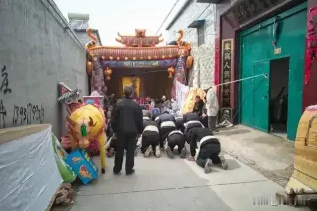 丧事上，女婿是一个关键人物，别太个性，不然就会遭到外人的非议民间常说“一个
