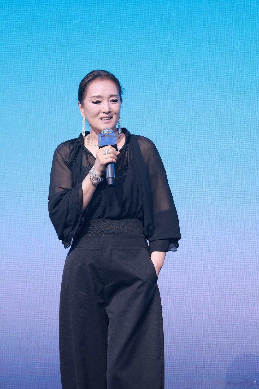 巩俐近期状态来聊聊巩俐近期状态，生图几乎没有过度修饰，神态舒展大方。比起少女感