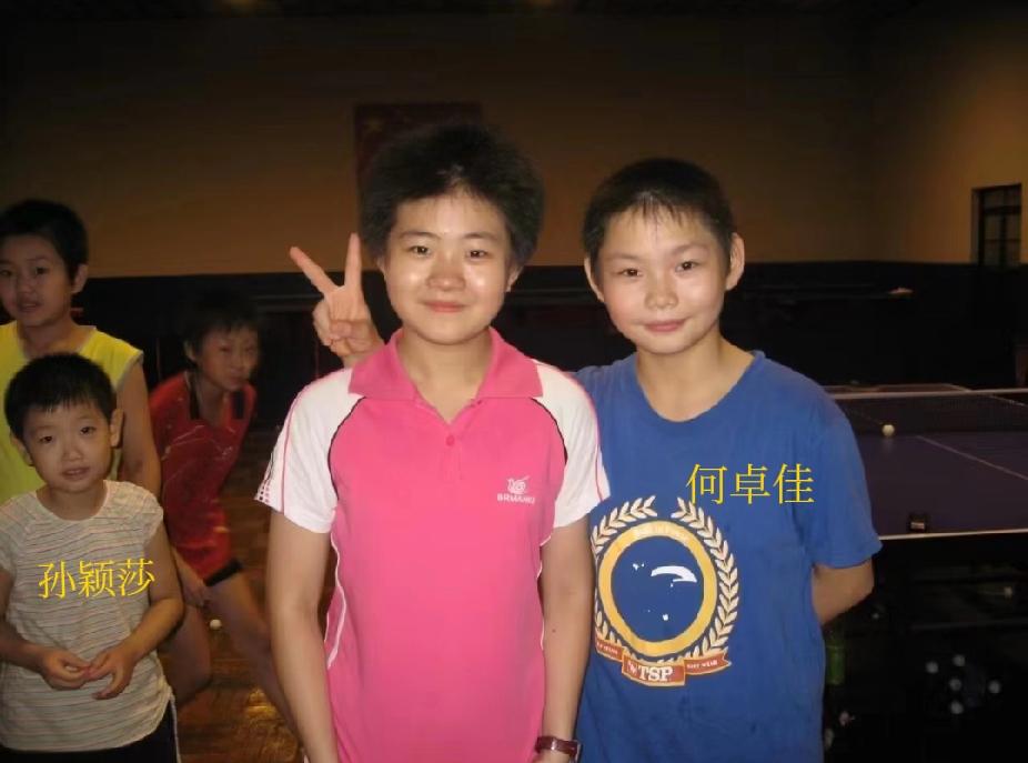 从小一起长大的“两姐妹”一张旧照勾起了多少回忆！照片里，穿着蓝色衣服