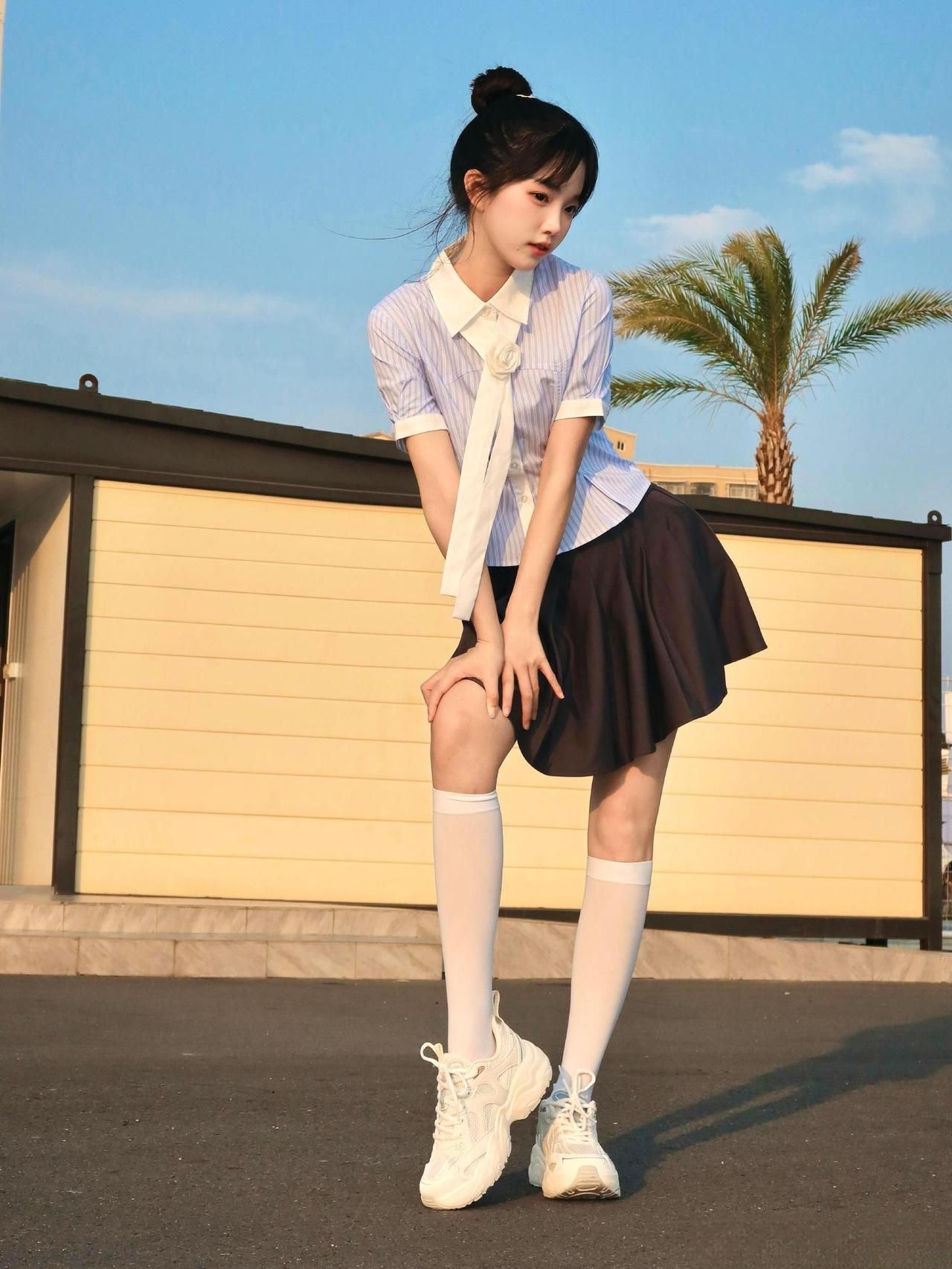 这套是元气满满的“学院风甜妹”穿搭，青春感直接拉满：-上衣选了蓝白条纹短