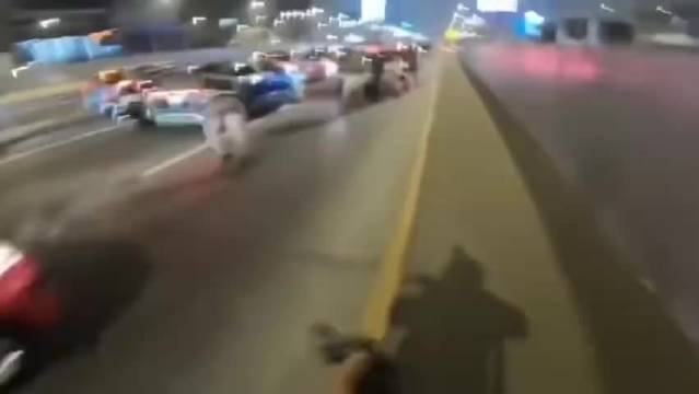 比电影还精彩，秘鲁街头多名警察追捕嫌疑人，十秒内连开上百枪