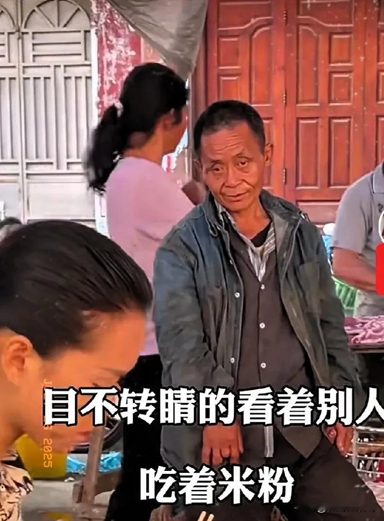 太心酸了，让人看得眼泪直淌。农贸市场里，有个50岁上下的男人静静地站在一旁，眼