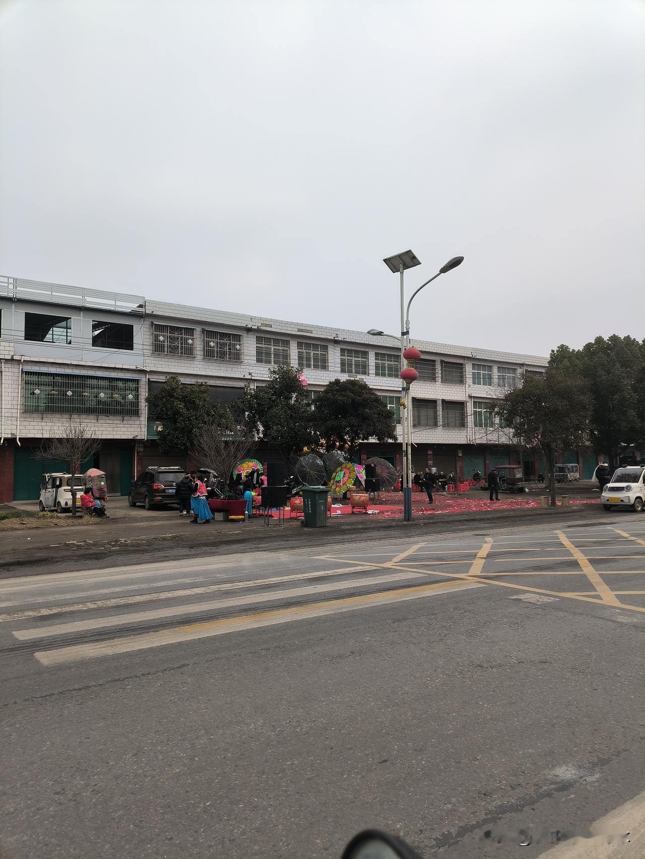 最近这几天，周围村庄里不断有人死亡，有老年人也有青壮年。有一个村里同一天死了三