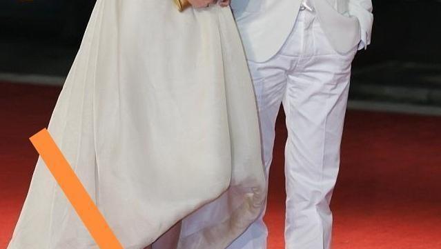 当红男星三年不接戏，天天准时出现在小学门口——这不是过气，是婚姻战术的顶级版本。