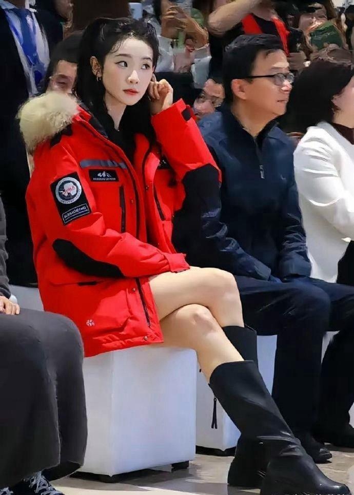 看了张艺凡才知道原来有人跷二郎腿一只脚可以踩到地上的，这腿也太长了