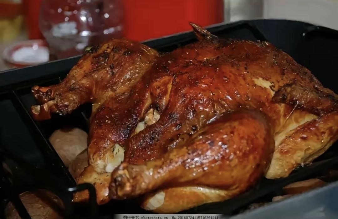 最近网上那个卖烤鸡的小伙子事闹得挺大，我也看了好多帖子，想搞明白一只68块的烤鸡