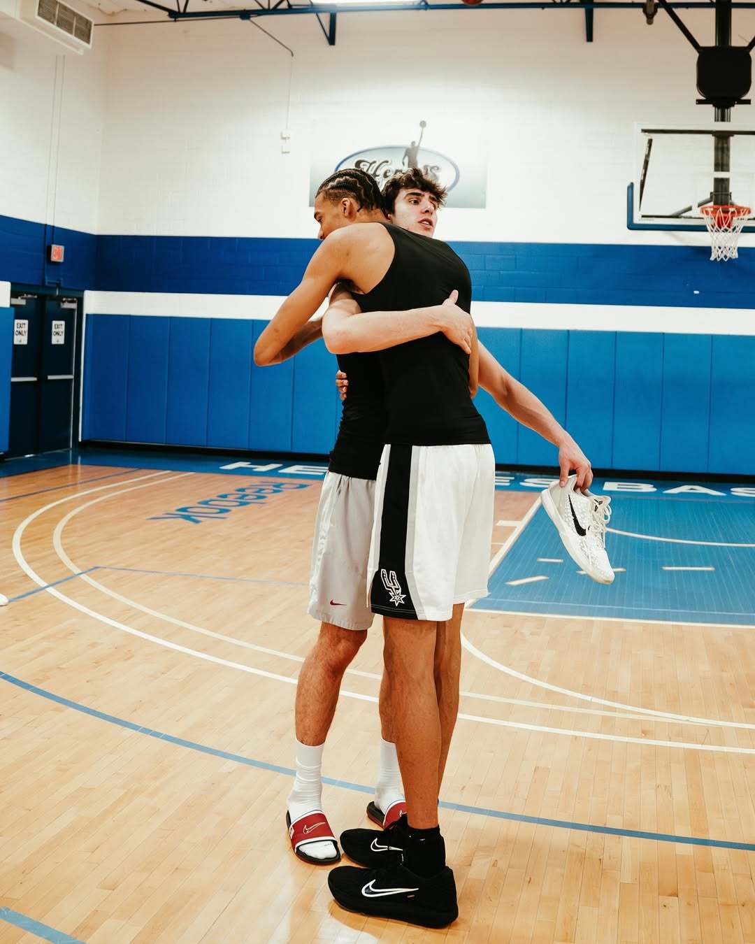 文班亚马和法国好友MaximeRaynaud一起训练⛹️马克西姆-雷纳德身高2