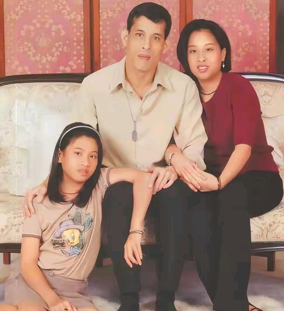 泰王还挺疼自己的女儿的，但他又不善待自己的女人，他的女人没有一个是幸福的，都被他
