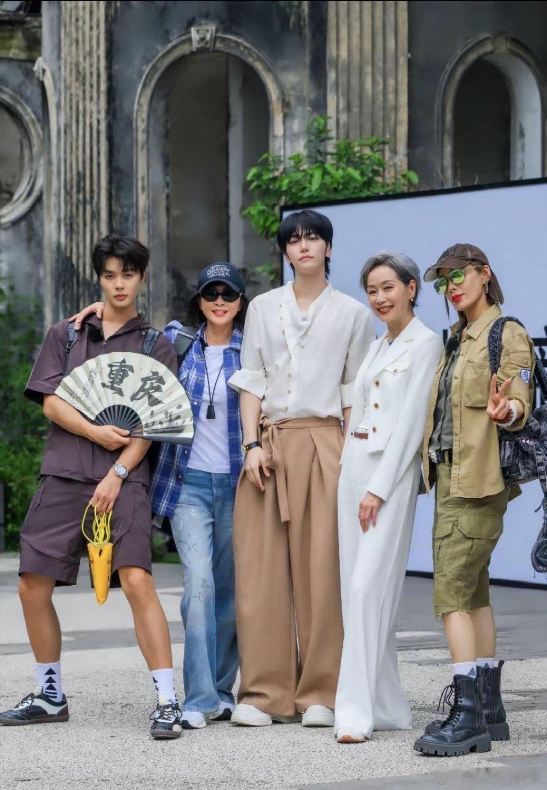 终于明白了为什么《一路繁花2》这么火不是因为有重量级嘉宾参与，而是因为这季的氛围